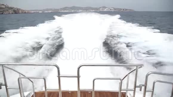 一艘船经过后波浪视频的预览图