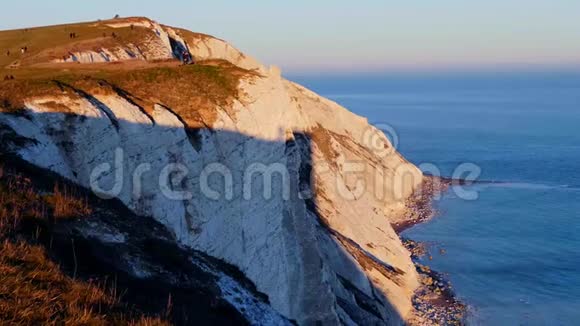 英国苏塞克斯海滩头白崖日落视频的预览图