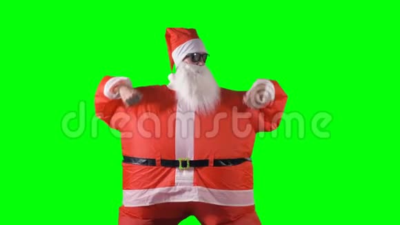 戴着墨镜的圣诞老人在绿色背景下跳舞视频的预览图