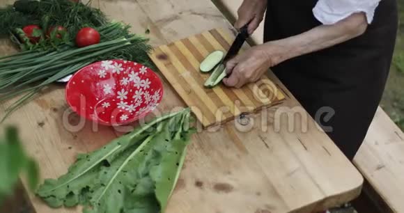 老奶奶手做一份新鲜的蔬菜沙拉视频的预览图