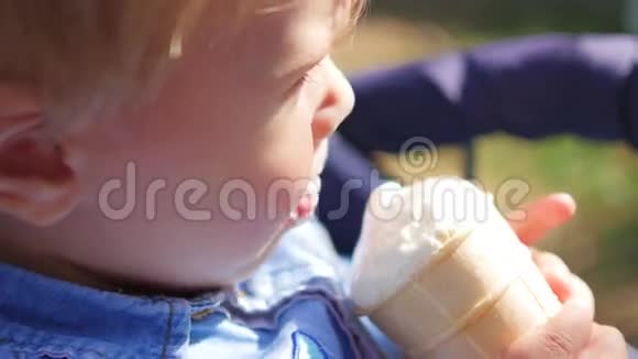 孩子舔了一块冰淇淋视频的预览图