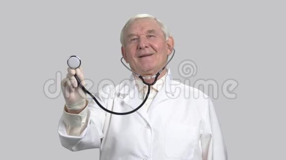 医生用听诊器听心脏视频的预览图