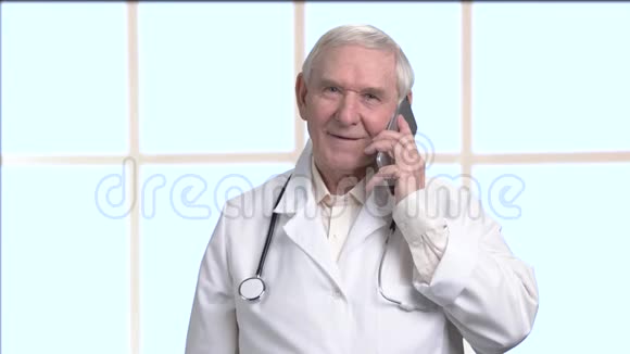 老公白发医生在电话里讲画像视频的预览图