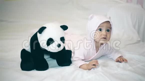 小宝宝在白色毯子上玩熊猫视频的预览图