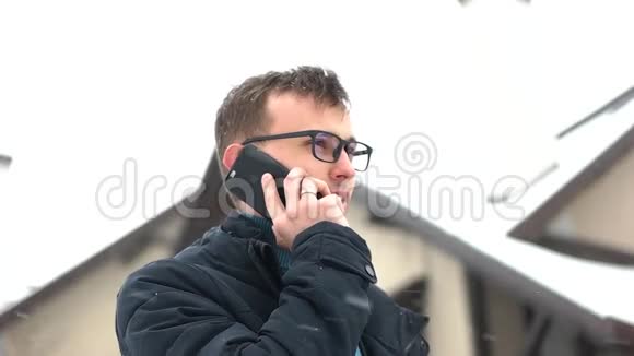 在下雪的天气里男人在讲电话视频的预览图