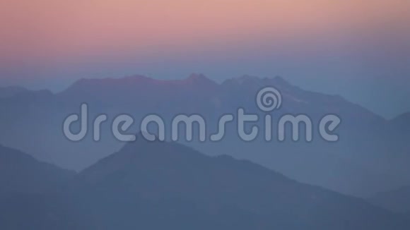 尼泊尔喜马拉雅高地的早粉雾视频的预览图