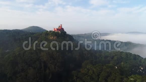 在雾中鸟瞰群山在山顶俯瞰宫殿视频的预览图