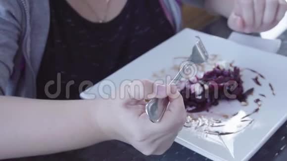 食物沙拉咖啡甜菜甜菜松子室内美食视频的预览图