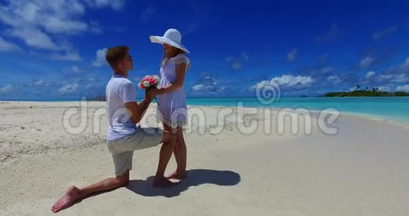 V07385马尔代夫白沙滩2男青年夫妇求婚结婚热带阳光明媚视频的预览图