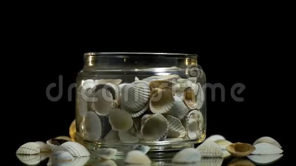 带壳收集的玻璃罐视频的预览图