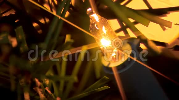 新年花环的亮球神秘地扩散成橙色的大球视频的预览图