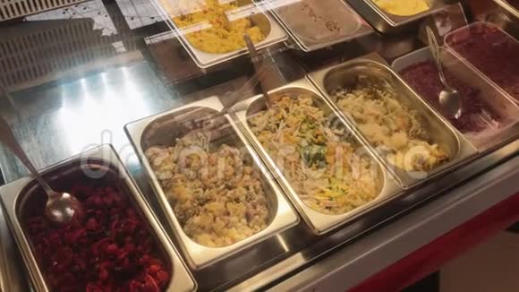 酒吧有很多三明治和沙拉水果出售自助餐厅咖啡厅快餐概念中的现成沙拉视频的预览图