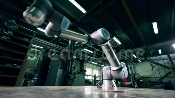 金属机械臂在生产线上的工厂工作视频的预览图