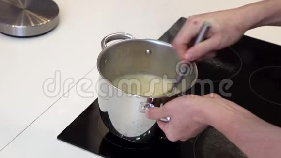 在平底锅中加入搅拌缓慢的搅拌视频的预览图
