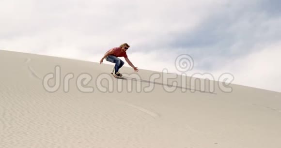 沙漠4k斜坡上的人沙船视频的预览图