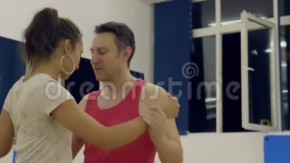 男人和女人跳舞性感视频的预览图