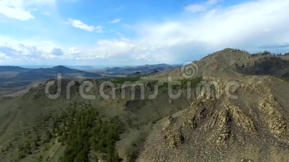 建立射击山美丽的自然无人机在雄伟的山脉射击上面全景空中观景台飞越上空视频的预览图