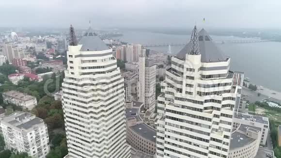 在河边的一座城市里拍摄两座摩天大楼视频的预览图