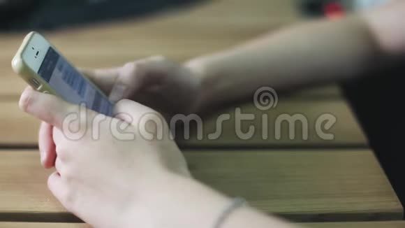 智能手机在一个年轻的女商人手中关门视频的预览图