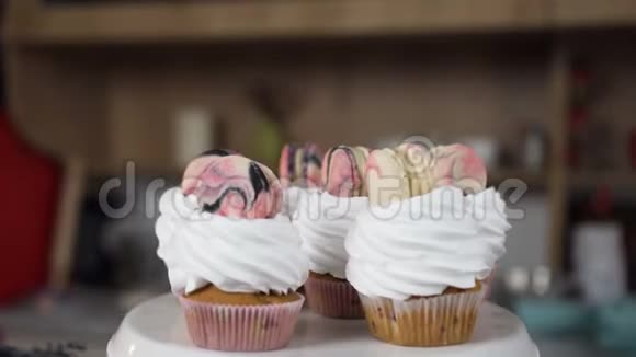 在蛋糕上放白色酸奶油的糕点袋的特写镜头视频的预览图