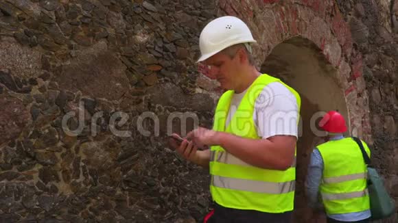 工程师检查旧墙视频的预览图