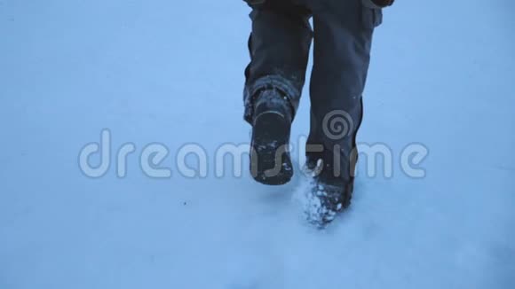 傍晚时分雄脚在田野的深雪中行走无法辨认的人在冬天享受自由视频的预览图