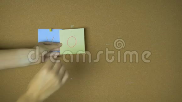 投票手在针板上捏粘的纸条有趣的动画视频的预览图