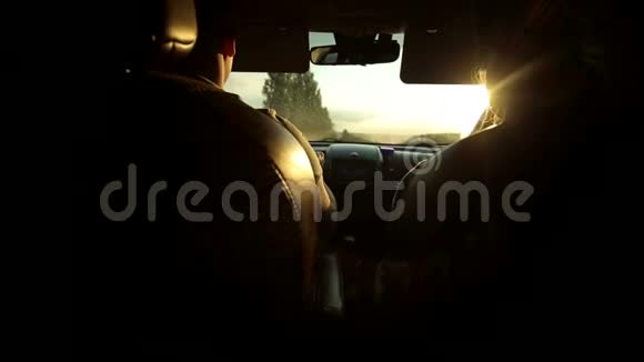 一个男人和一个女人坐在车里的剪影视频的预览图