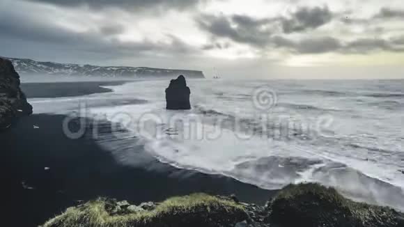 4K时间流逝电影的日出空中镜头雷尼什法哈拉在黑色海滩冰岛维克视频的预览图