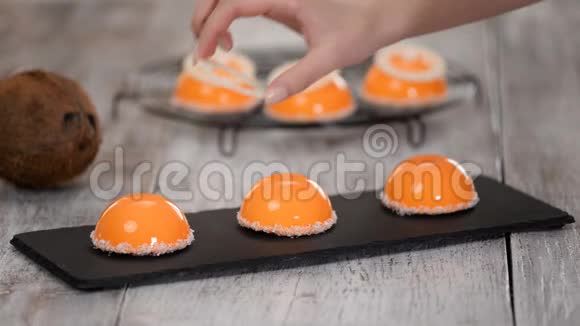 芒果和椰子摩丝甜点用橙色镜面釉涂层视频的预览图