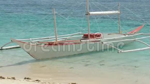 在华丽的热带海滩上停泊的菲律宾邦卡船的特写镜头旅行概念巴拉望岛视频的预览图
