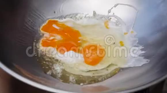 在炒锅里煮鸡蛋一步一步的烹饪垫泰国菜泰国菜特写镜头4k视频的预览图