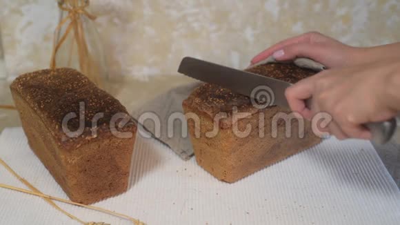 黑色背景下的棕色面包面包刀浅背景的新鲜自制面包视频的预览图