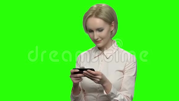 成熟的女人在她的智能手机上输入信息视频的预览图
