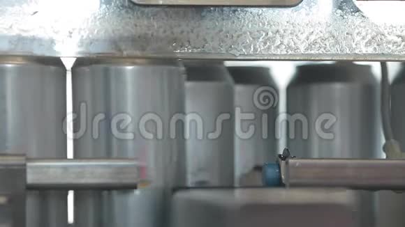 灌装铝罐的输送机银行沿着传送带移动机器关闭罐子上的盖子视频的预览图