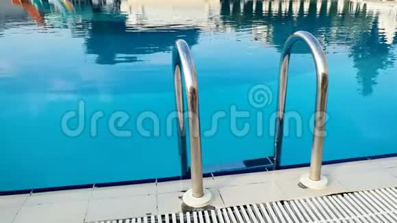 酒店度假村空游泳池金属梯子特写4k视频视频的预览图