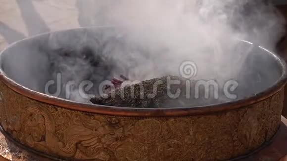 在佛寺附近的大锅烧香视频的预览图