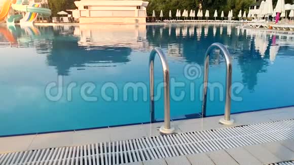 在酒店度假村提供4k空泳池和滑梯视频视频的预览图