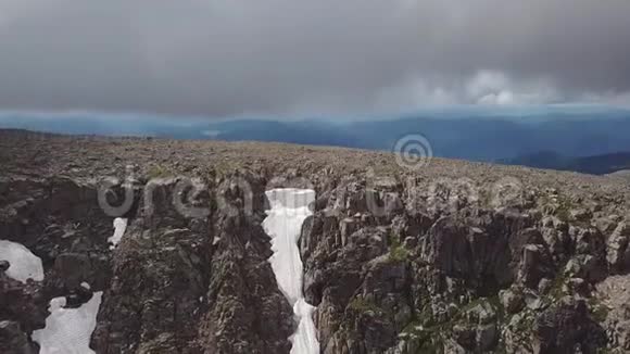 在A山的夏季用大量的石头和雪冰河从空中拍摄视频的预览图