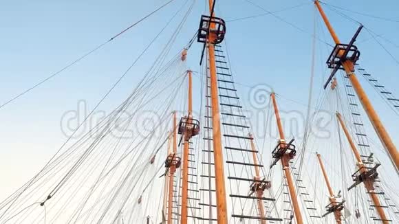 4k高木桅杆古船顶蓝天视频的预览图