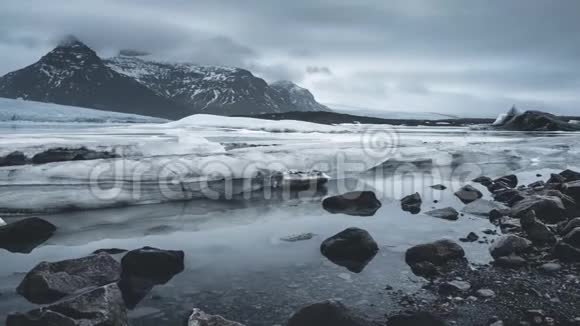 4K时间推移电影视频电影Fjallsarlon附近的Jokulsarlon冰川泻湖冰川视频的预览图