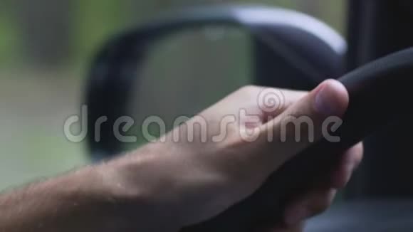 司机的手在方向盘上人控制车辆在慢动作旅行视频的预览图