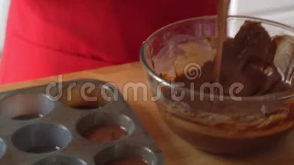 面包师的女人用面团做成蛋糕4K快关门视频的预览图