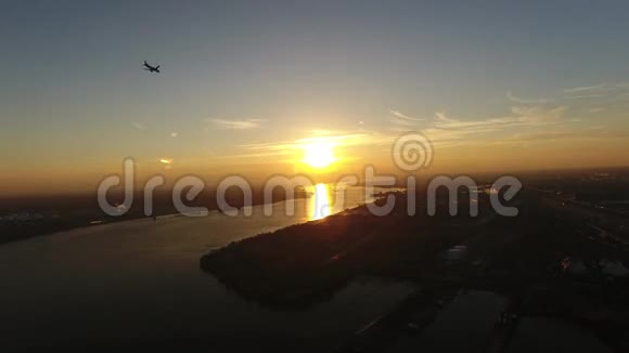 飞机飞越特拉华河上空进入太阳的鸟瞰图视频的预览图