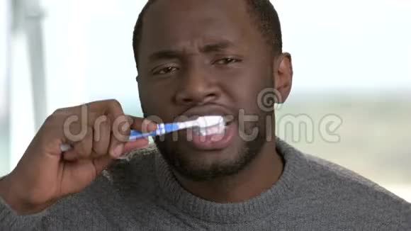 关闭美国黑人刷牙视频的预览图