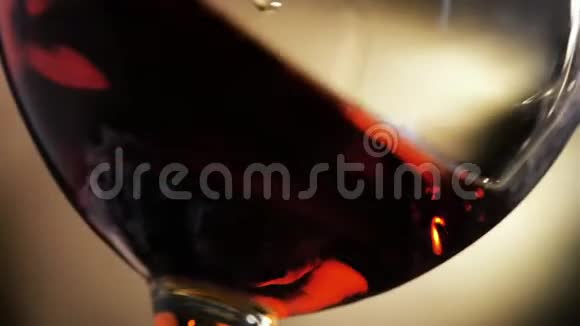 白兰地酒用玻璃杯旋转在黑暗的背景下视频的预览图