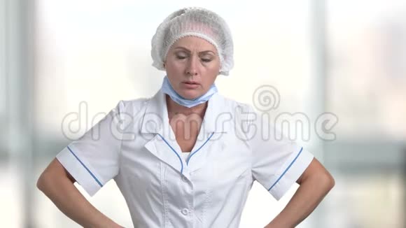 愤怒的女医生背景模糊视频的预览图