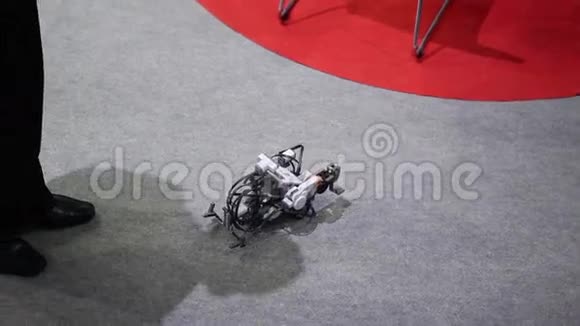 玩具机器人在地板上视频的预览图
