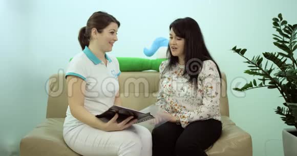 病人与医生交谈他们坐在沙发上视频的预览图