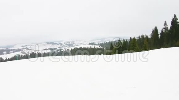 从山上滑下来对着一个动作摄像机POV一个年轻女孩在山上滑雪视频的预览图